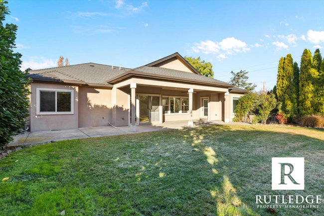 Building Photo - STUNNING 3 Bedroom Home in East Medford!