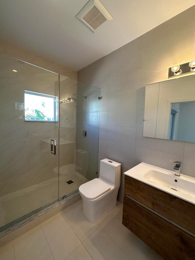 Building Photo - 815 NE 17th Ave