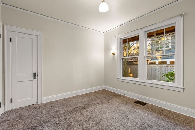 Building Photo - 5343 SE 44th Ave