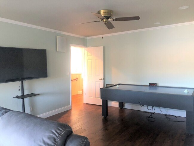 Building Photo - Lake Front Furnished Home, 3 bed, 4 bath i...