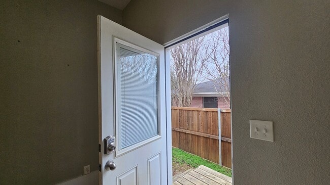 Building Photo - 2115 Glenwood Ln