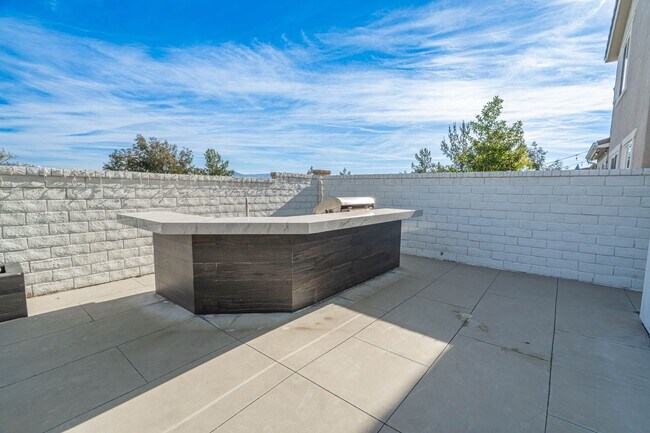 Building Photo - Beautiful 5-Bedroom Home with Outdoor Entertainer's Area in Valencia!