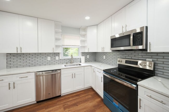 Building Photo - 9900 Kingsbridge Dr