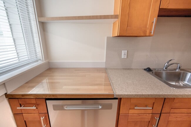 Building Photo - TOTAL REMODEL HUGE 3BR/3BA 1700sf w Garage...