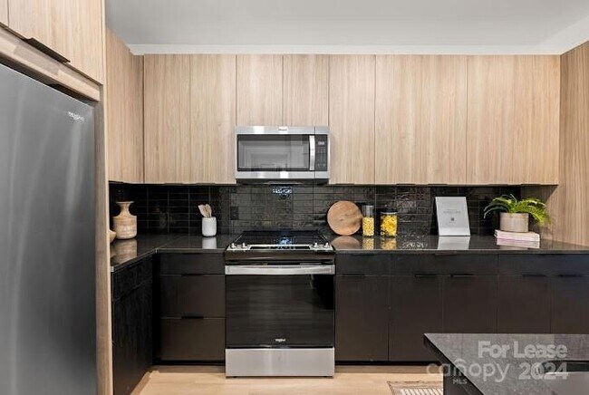 Building Photo - 536 W Tremont Ave