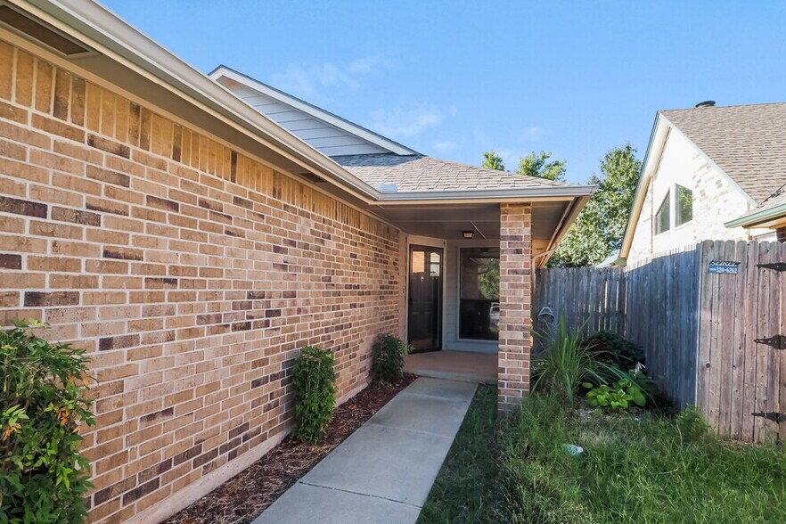 Building Photo - 7728 Doris Dr