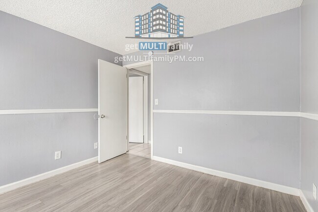 Building Photo - 2413 W Hazelwood St