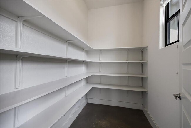 Building Photo - 18400 Lakepoint Cove