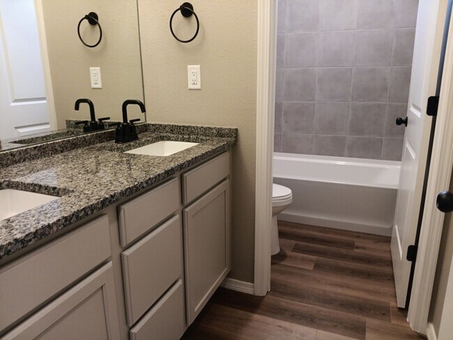 Building Photo - 3 Bedroom, 2.5 Bathroom Home! Schedule a Showing Today!