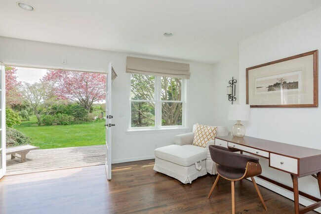 Building Photo - 869 Head of Pond Rd