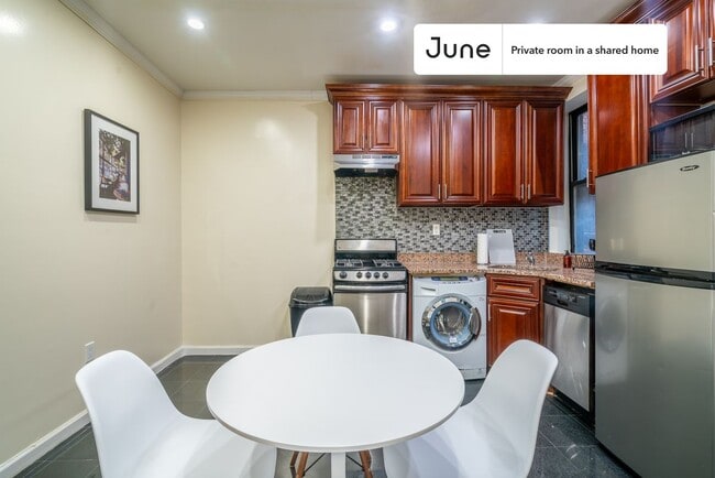 Building Photo - Private bedroom in 3 bed/1 bath Home