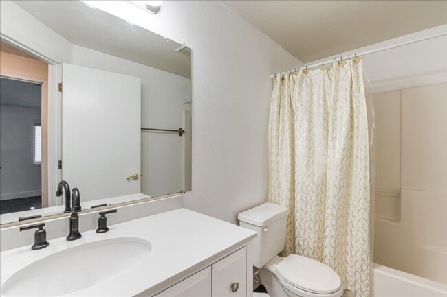 Building Photo - Versatile 4-Bedroom Corner Condo with Main...