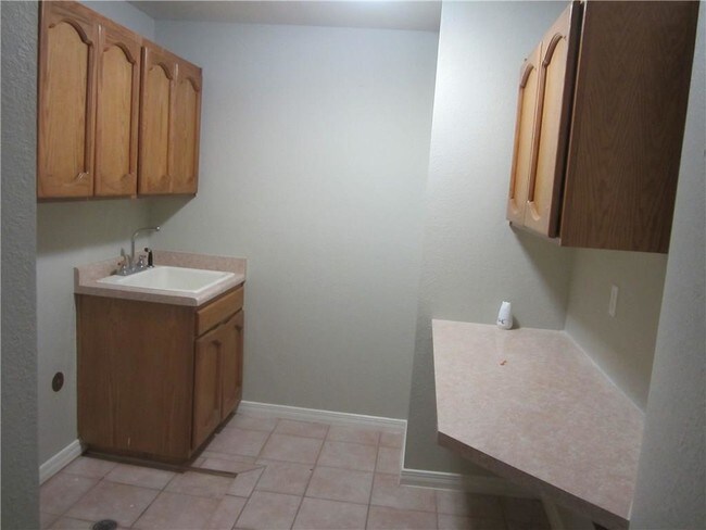 Building Photo - 2030 Paseo Del Prado Dr