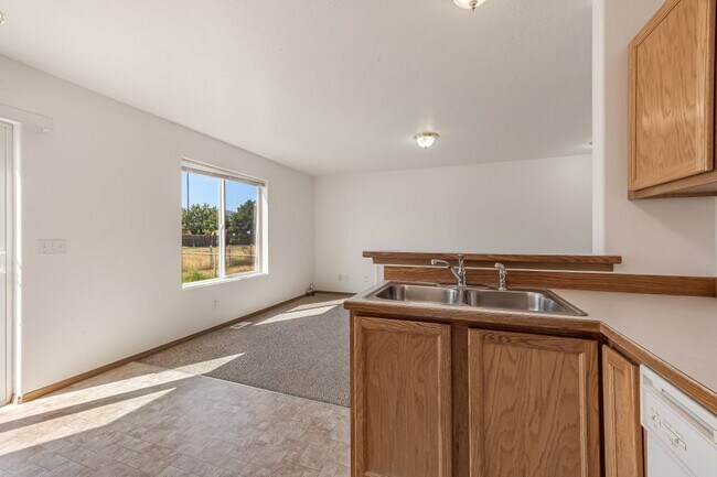 Building Photo - 3 bed 2 bath duplex with sprinkler system