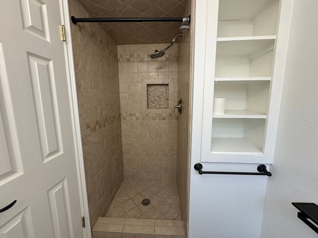 Building Photo - Beautiful 3Bd/2Ba Home With Pool Located I...