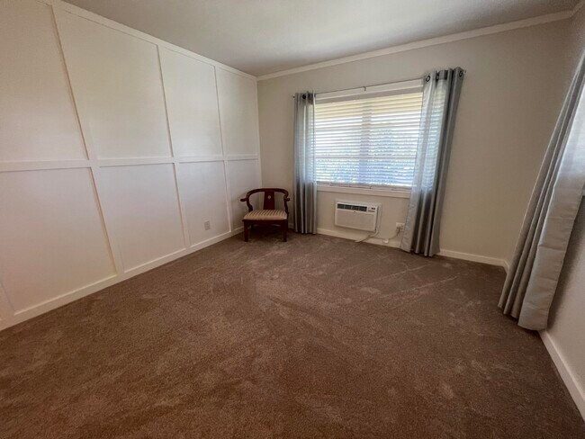 Building Photo - 1050 E Sample Rd