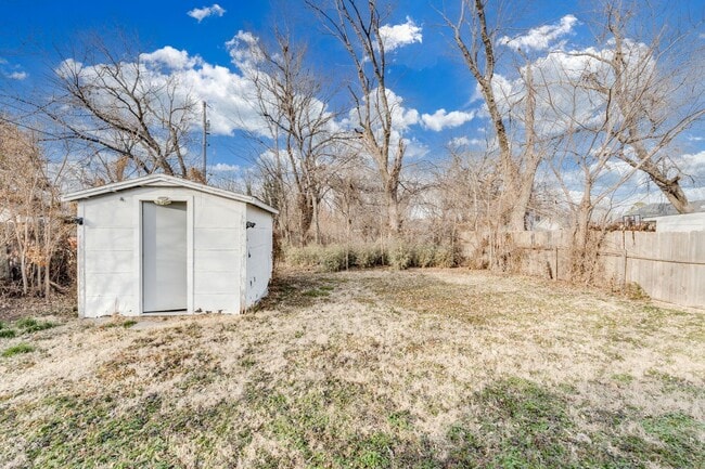 Building Photo - 1616 E Funston St