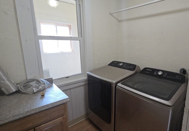 Building Photo - 23 W Boylston Dr