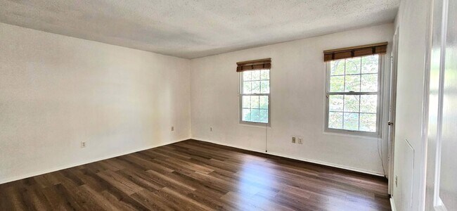 Building Photo - 130 Fort Evans Rd SE