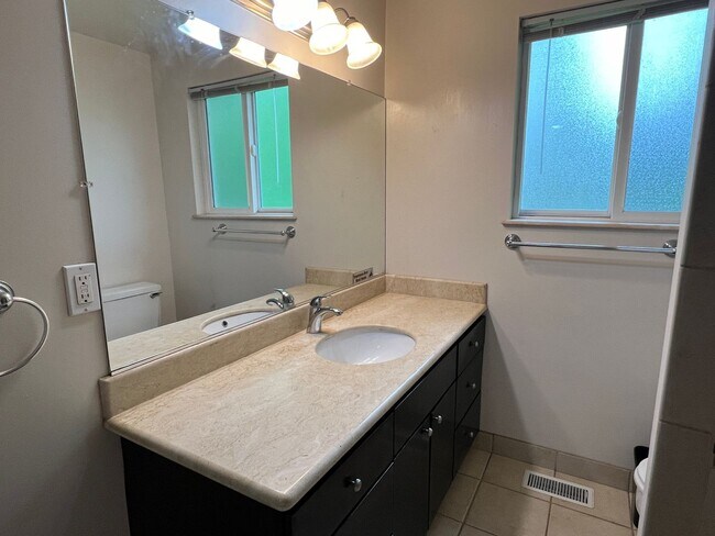 Building Photo - 4 Bedroom Milwaukie Home