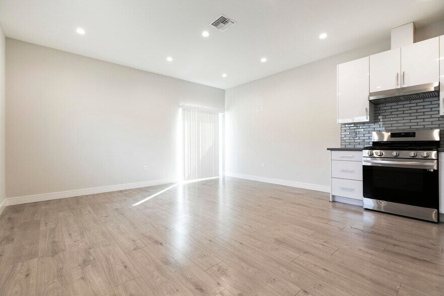 Building Photo - 9156 Morehart Ave