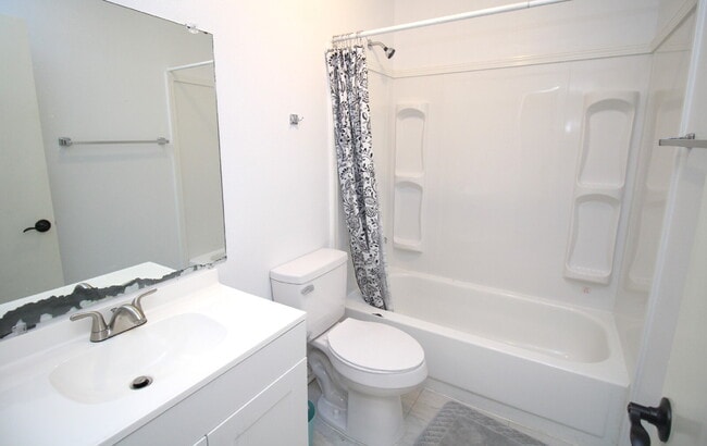 Building Photo - West Pensacola 2BR Townhome with Fenced Backyard, Upstairs Balcony, Modern Kitchen- Near Shopping...
