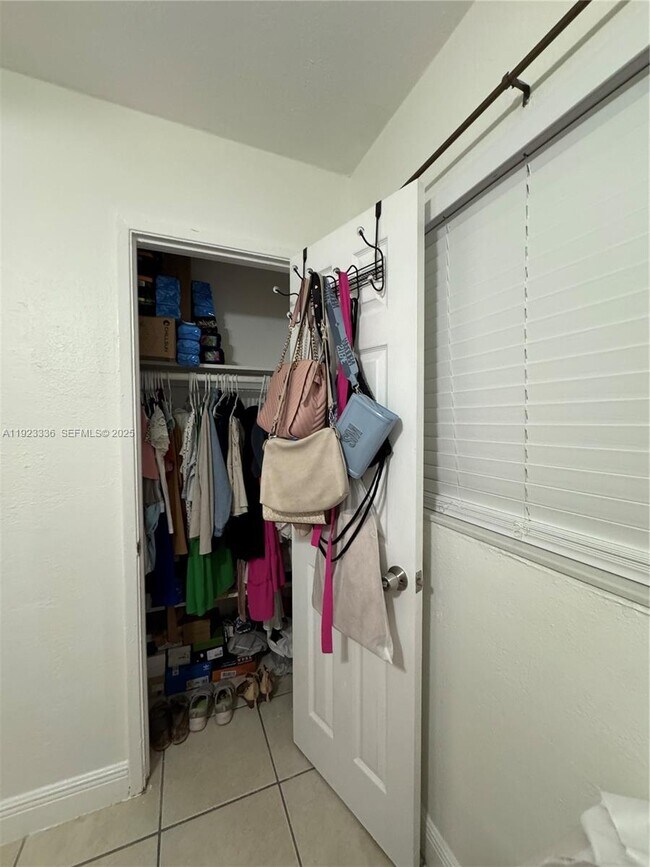 Building Photo - 3251 NW 18th Ct