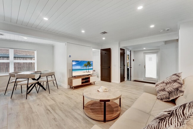 Building Photo - 320 NW 3rd Ave