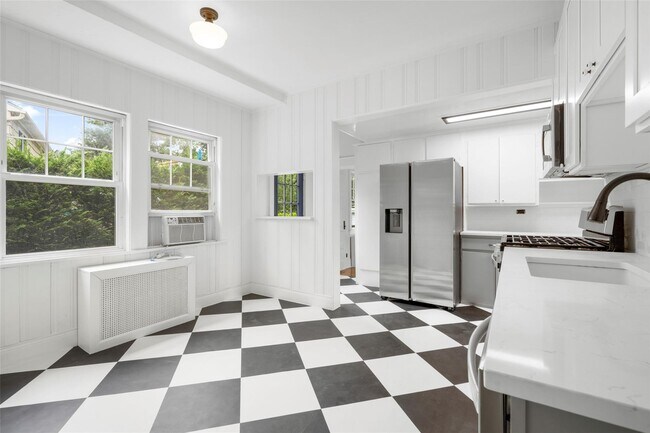 Building Photo - 32 Stuyvesant Ave