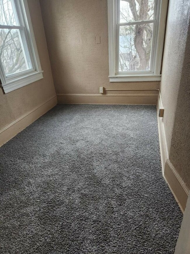 Building Photo - Nice 3 BR