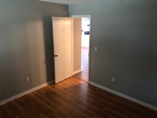 Building Photo - 10101 Lake Oak Cir