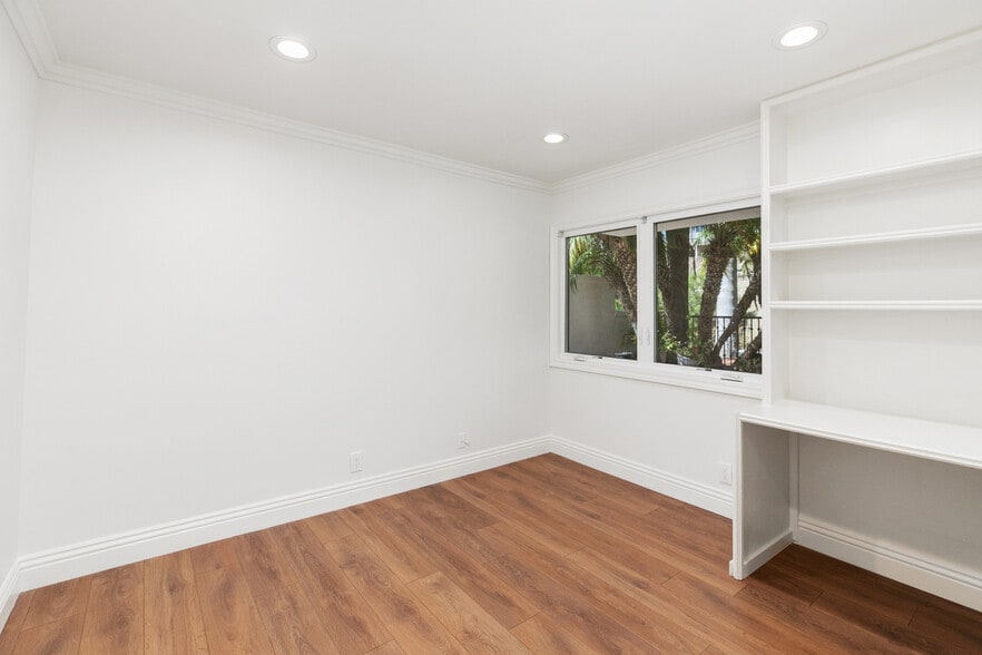 Office/ 5th bedroom - 4013 Via Manzana