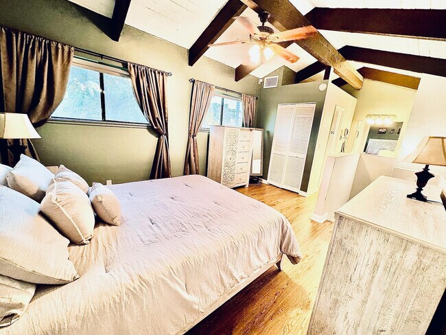 Building Photo - 2121 SW 82nd Ave