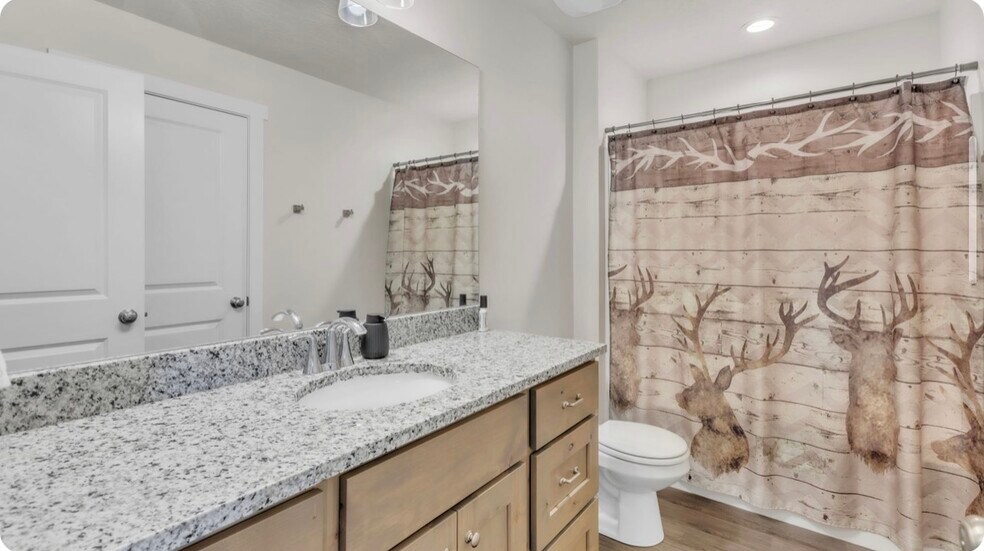Full Bathroom - 45 E 970 N