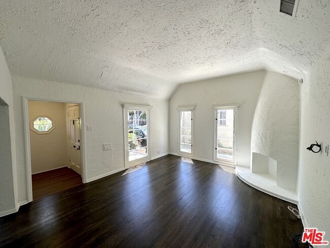 Building Photo - 9019 Rosewood Ave