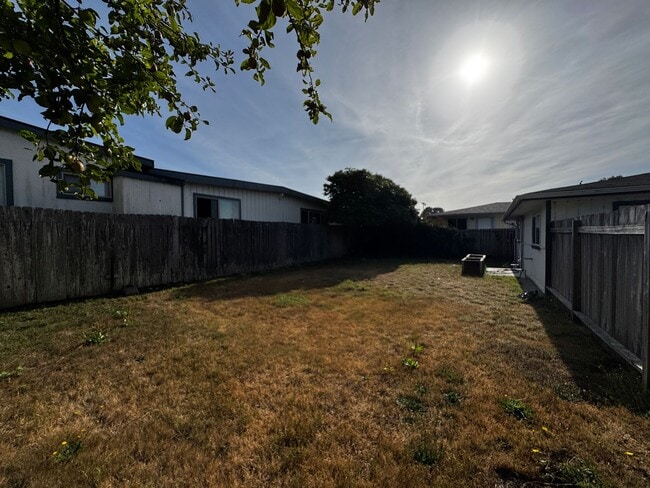 Building Photo - Spacious 2 Bed 1 Bath Home!