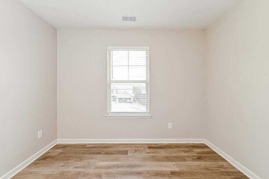 Building Photo - 11097 Wind Ridge Dr