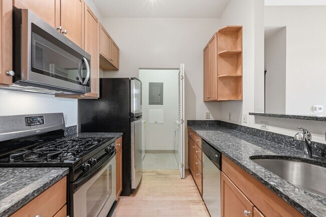 Building Photo - Experience elevated city living in this beautifully maintained residence ideally situated in the ...