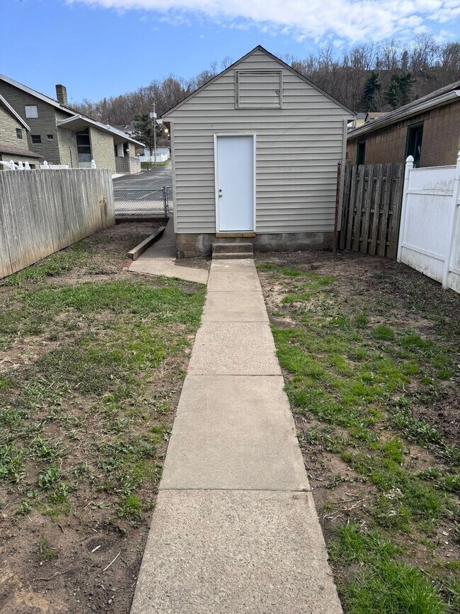 Building Photo - Gorgeous Fully Renovated 4-Bed 1-Bath House In Christy Park!!!