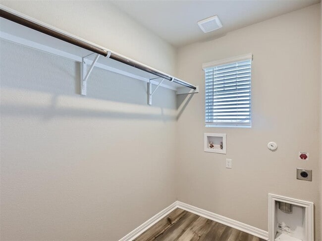 Building Photo - 607 View Dr