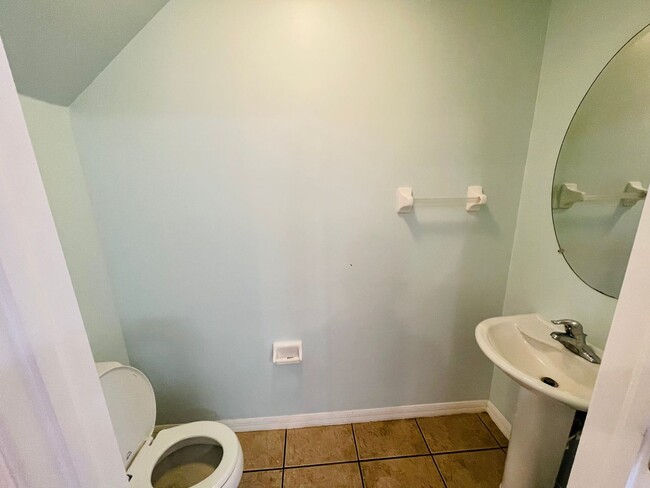 Building Photo - Family-Friendly Townhome Close to Beaches ...