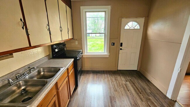 Building Photo - 490 Grand St