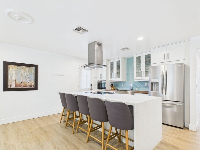 Building Photo - Fully furnished with a pool - MOVE IN SPECIAL $500 OFF