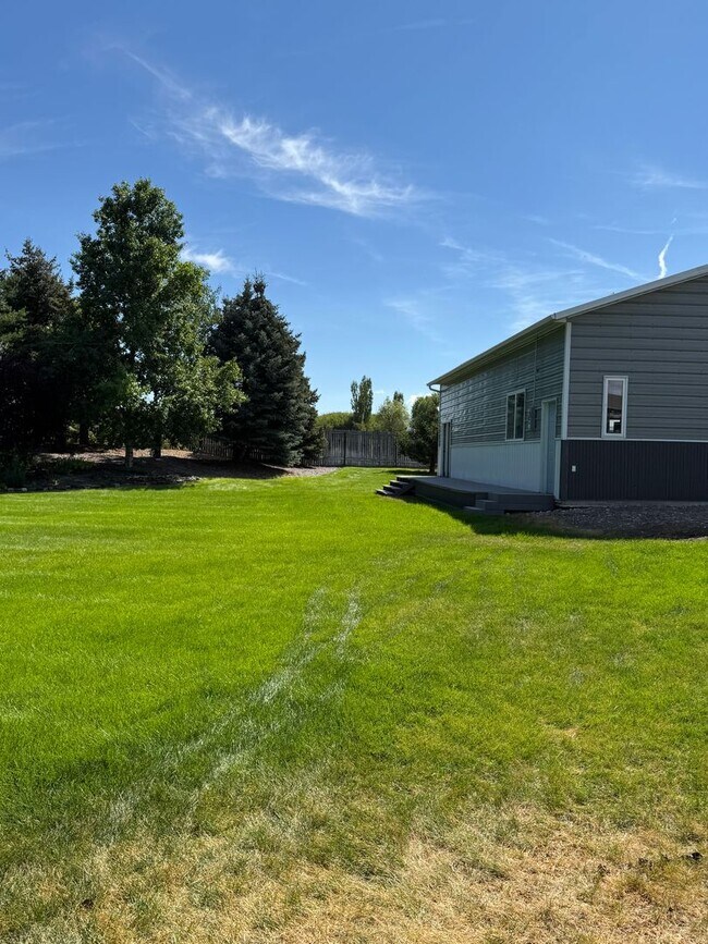 Building Photo - Spacious and Private 5-Bedroom Home for Re...