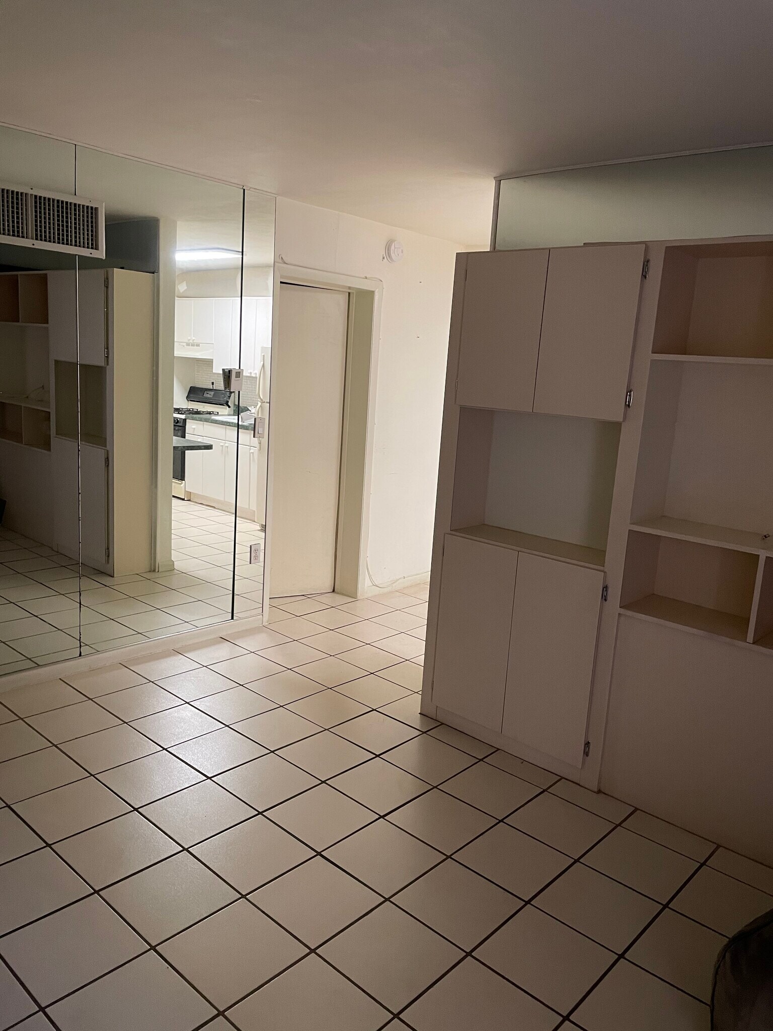 Building Photo - 465 S Royal Poinciana Blvd