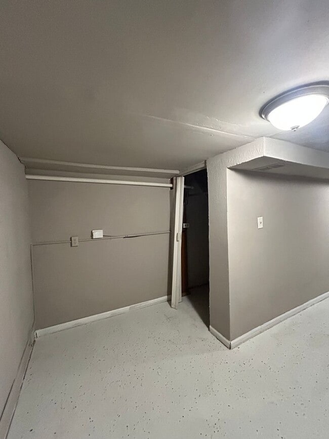 Building Photo - RENT THIS 2 BEDROOM ON A QUIET BLOCK!