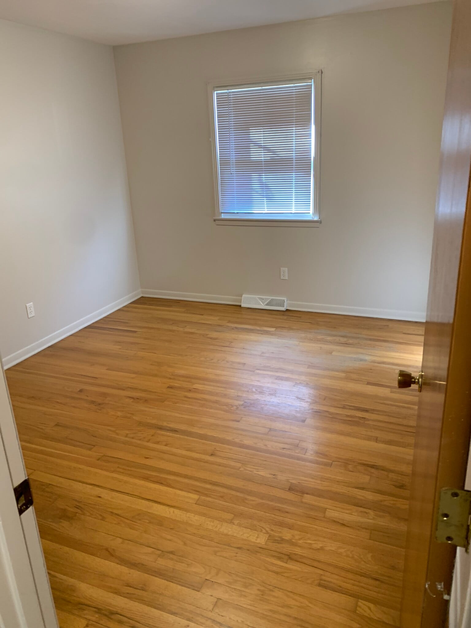 Building Photo - 9618 Outlook Dr