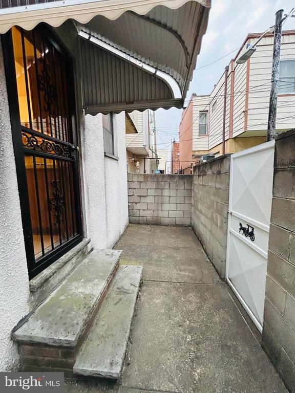 Building Photo - 1507 W Shunk St