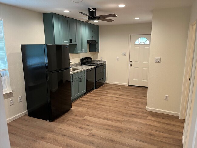 Building Photo - 535 Plymouth St