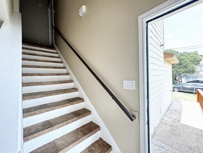 Building Photo - 831 Sagewood Trail